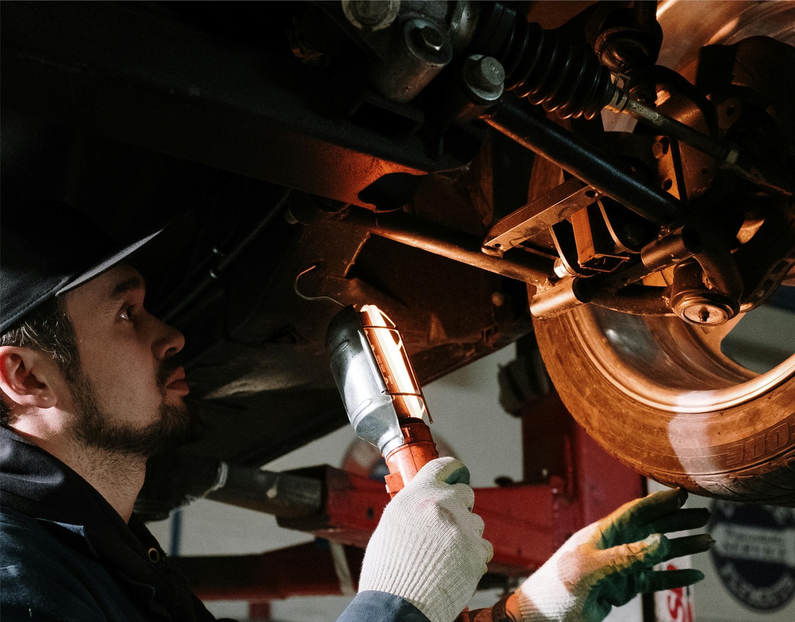 Mecánico revisando un auto a detalle